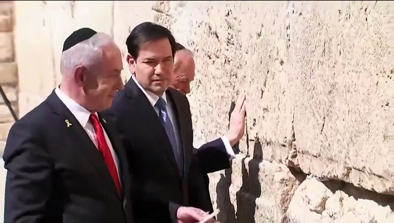 Marco Rubio, US Secretary of State, insals the kiba and stands with Netanyahu at the Al-Buraq Wall in Jerusalem