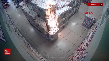 Bursa'da markete giren çocuk, peçeteleri tutuşturdu