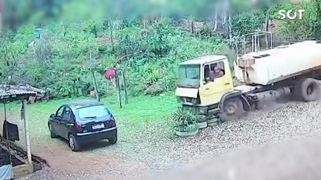 Caminhão-pipa desgovernado atinge carro e invade residência em Ramilândia