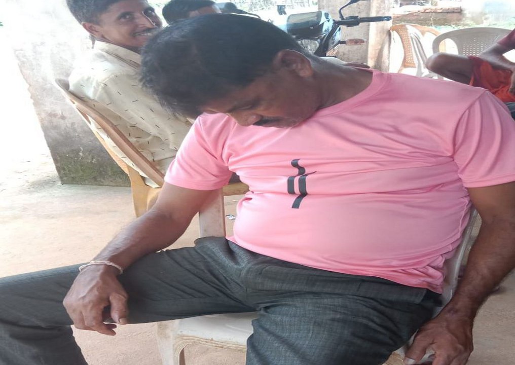 नशे में धुत आरक्षक ने सडक़ पर खड़ी की स्कूटी, फि...