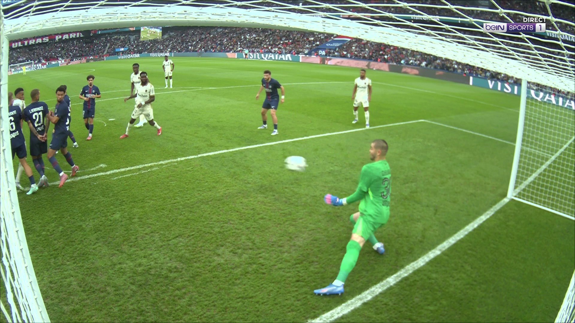 Ligue 1 : Exploit de Chevalier sur un coup franc direct dans la surface ...