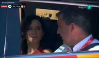Ayuso sigue la carrera desde el coche del director en una vibrante clausura de la Vuelta