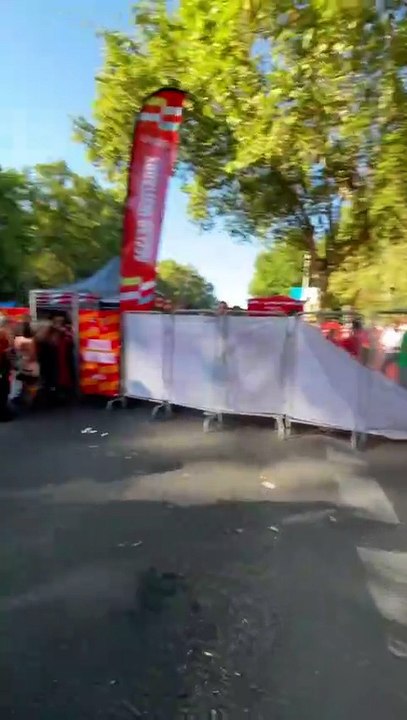 La policía carga contra los manifestantes en la etapa final de la Vuelta cerca de Atocha (Madrid)