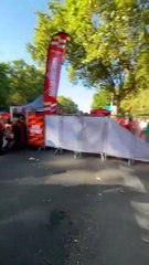 La policía carga contra los manifestantes en la etapa final de la Vuelta cerca de Atocha (Madrid)