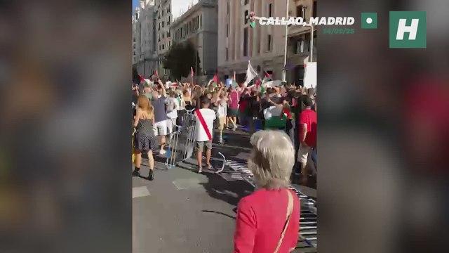 Roto el circuito de Callao a Gran Vía: vallas por el suelo, los manifestantes ya ocupan la carretera