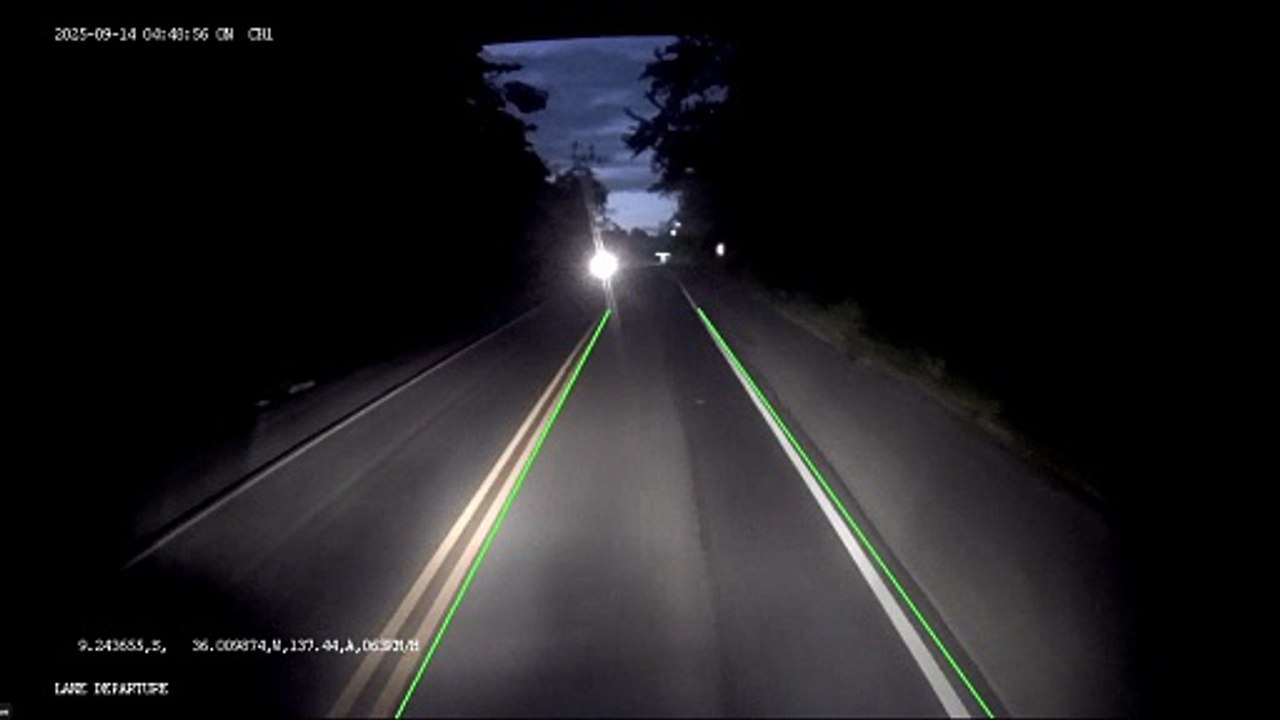 Vídeo mostra momento em que sargento da PM se envolve em acidente com caminhão, no interior de Alagoas