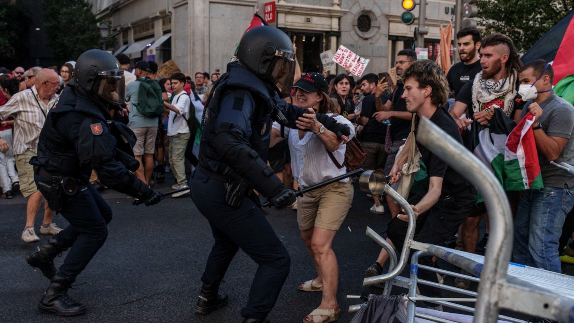 Carga policial contra los manifestantes propalestinos y la Vuelta cancela la última etapa
