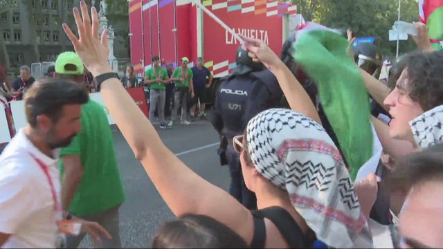 CARGAS POLICIALES y LANZAMIENTOS de VALLAS marcan la ETAPA FINAL de LA VUELTA en MADRID