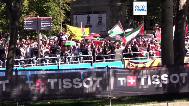 احتجاجات مؤيدة لفلسطين تعطل ختام طواف إسبانيا وسانشيز يشيد بالحراك: مصدر فخر للمجتمع الدولي