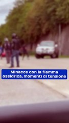 Minacce con la fiamma ossidrica, momenti di tensione: video