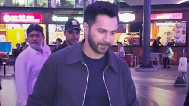 All Black Look में एयरपोर्ट पर स्पॉट हुए Varun Dhawan!