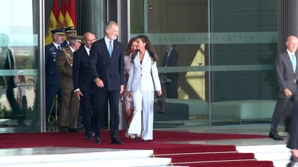 La Reina, impactante con un ajustado vestido de escote bardot en su primer acto en Egipto
