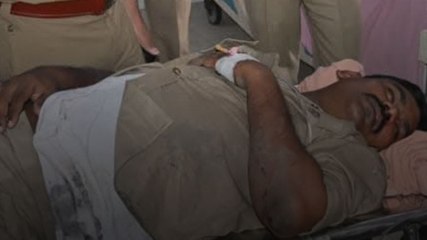 वाराणसी: वकीलों ने सब-इंस्पेक्टर और सिपाहियों को बुरी तरह पीटा