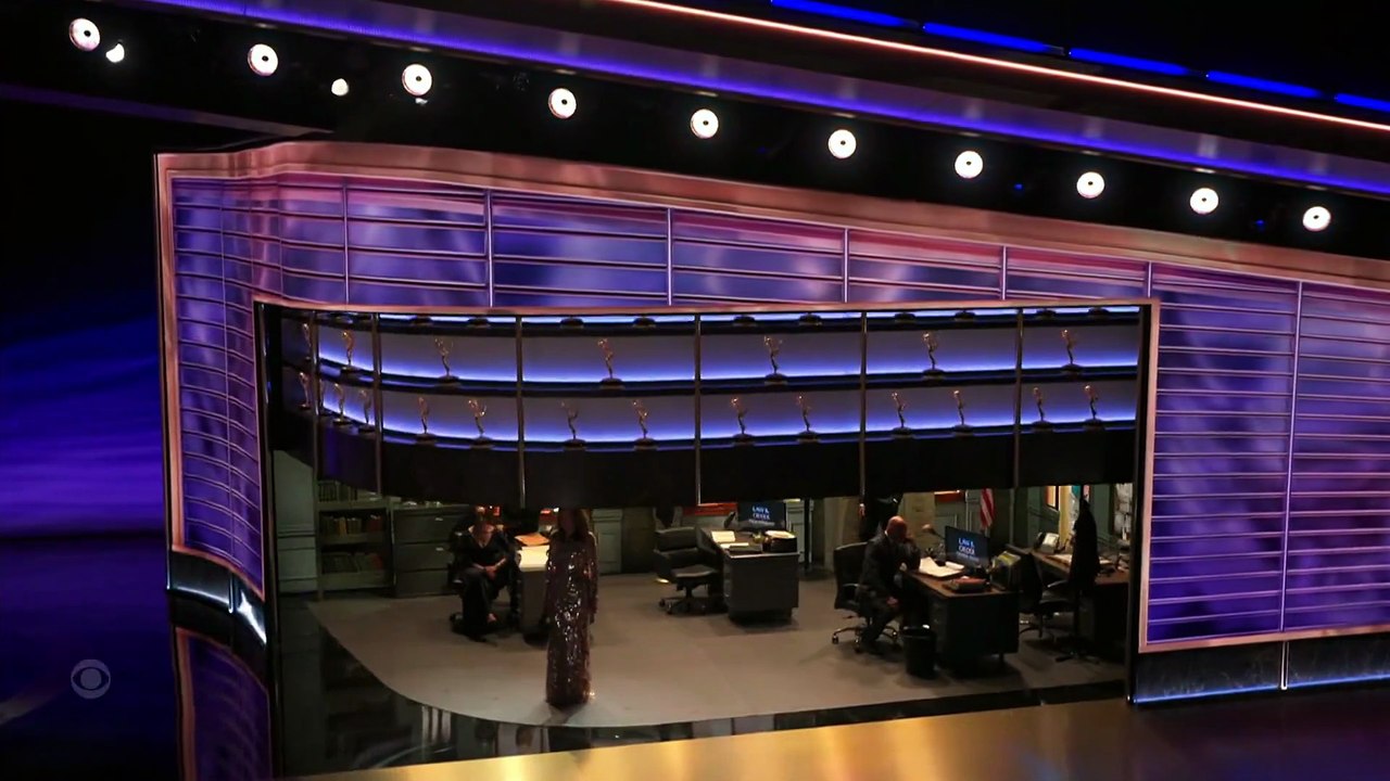 Regardez les acteurs de "New York, Unité spéciale", plus longue série en Prime à la télé US, honorés hier soir aux Emmy Awards, 35 ans après la diffusion du premier épisode sur NBC !