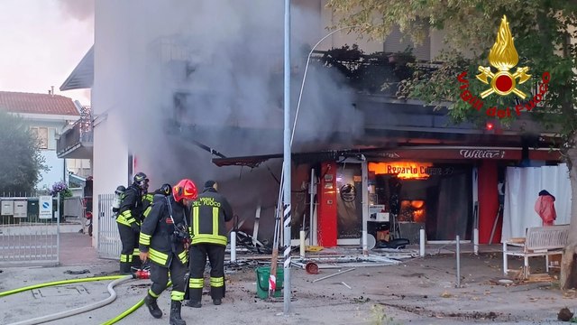 Riccione, incendio in un negozio di biciclette: intervento dei vigili del fuoco (14.09.25)
