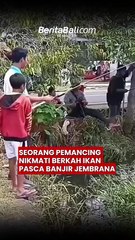 Seorang Pemancing Nikmati Berkah Ikan Pasca Banjir Jembrana