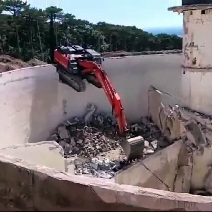 Voilà comment on descend d'un étage avec une pelleteuse