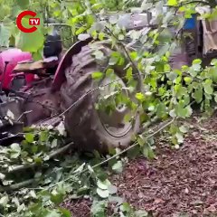 Traktörden düşüp teker ile ağaç arasına sıkışan sürücü öldü