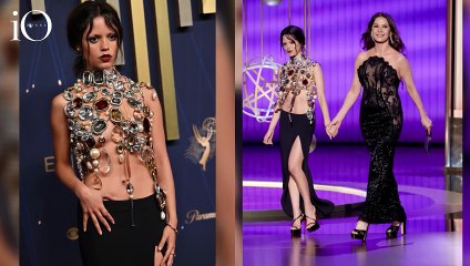 Jenna Ortega indossa un mosaico di perle e cristalli sul red carpet degli Emmy