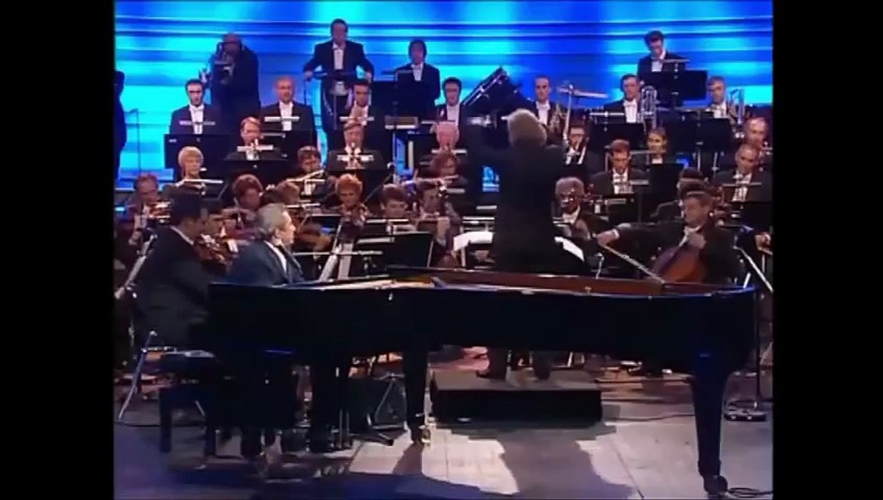 Gilbert Becaud chante son tube "Et Maintenant" en live