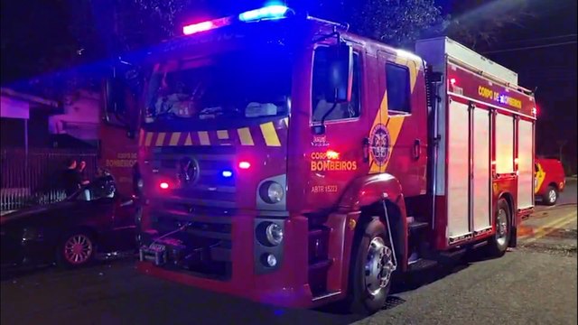 Carro pega fogo em residência e mobiliza Corpo de Bombeiros em Cascavel