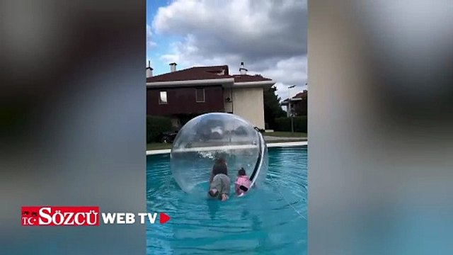 Sinem Kobal, kızı Leyla ile havuzda dev balonun içinde eğlendi
