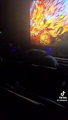 Se bajó los pantalones, orinó en plena función de cine y provocó una inesperada reacción de los otros espectadores