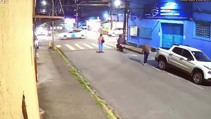 Tentativa de Assalto a Mulher na Rua José Bonifácio: Análise de Vídeos de Segurança Releva Detalhes - Suspeito Ligado a Roubo de Alianças?