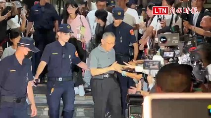 維持7000萬交保 柯文哲笑向小草握手致意