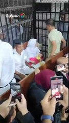 طفلها بين يديها.. لحظة وصول المتهمة بقتل 6 أطفال ووالدهم بالخبز المسموم بالمنيا