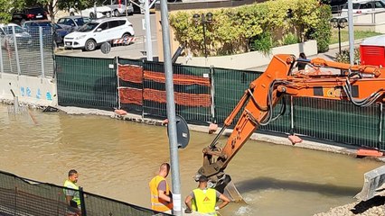 Bologna, il cantiere del tram si allaga per la rottura di un tubo dell'acqua: il video