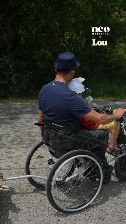 Dans la famille Aïbout, Hamou incarne la joie de vivre !Toujours prêt à chérir ses enfants et à partager des moments précieux avec eux, il montre que le fauteuil n’est pas un frein au bonheur familial. ✨❤️