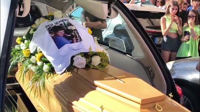 Tredicenne morto dopo l’incidente in monopattino a Messina, momenti di profonda commozione ai funerali
