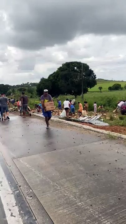 Carreta tomba na BR-101 em Junqueiro e carga de café é saqueada