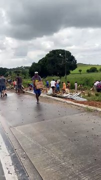 Carreta tomba na BR-101 em Junqueiro e carga de café é saqueada