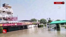 Pakistan'da şiddetli yağışlar sellere yol açtı