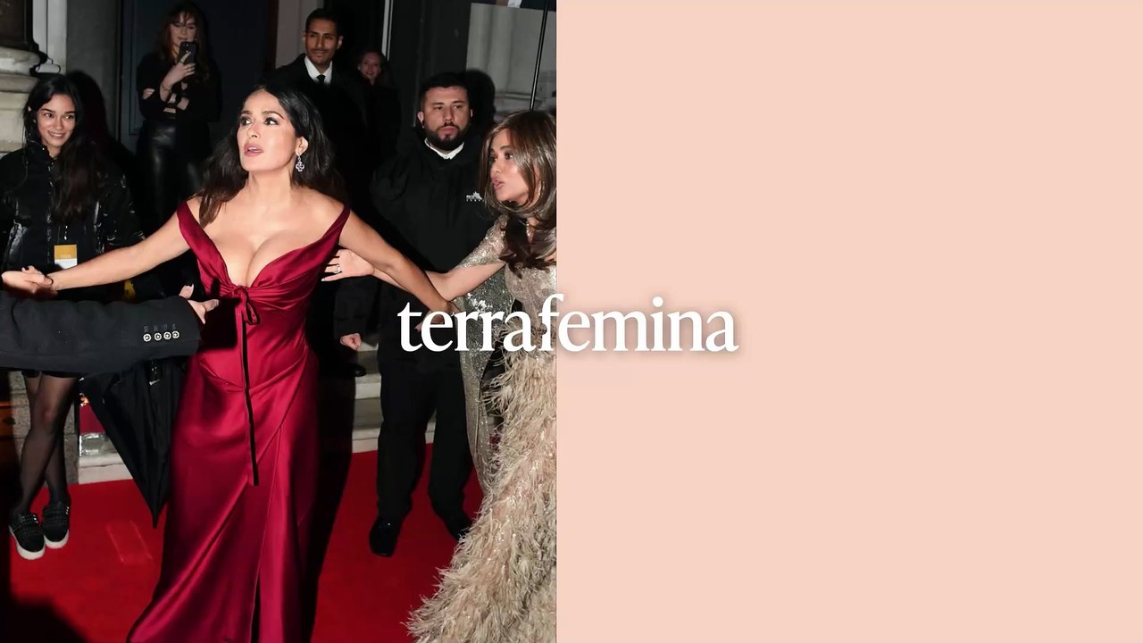 "Impressionnante et courageuse" : iconique en robe décolletée hyper glamour, le sex symbol Salma Hayek s'engage contre les violences faites aux femmes