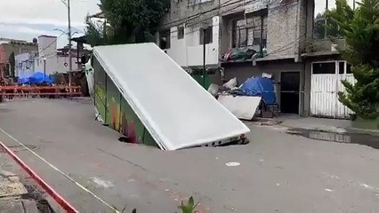 camion di bibite sprofonda in una voragine a Iztapalapa: il video diventa virale