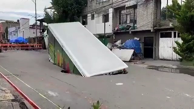 camion di bibite sprofonda in una voragine a Iztapalapa: il video diventa virale