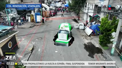 Momento exacto en el que camión de refrescos cae en tremendo socavón