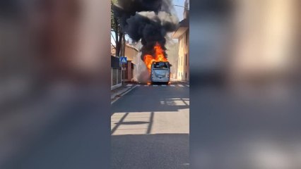 Bus della scuola a fuoco a Vigna Clara: le immagini