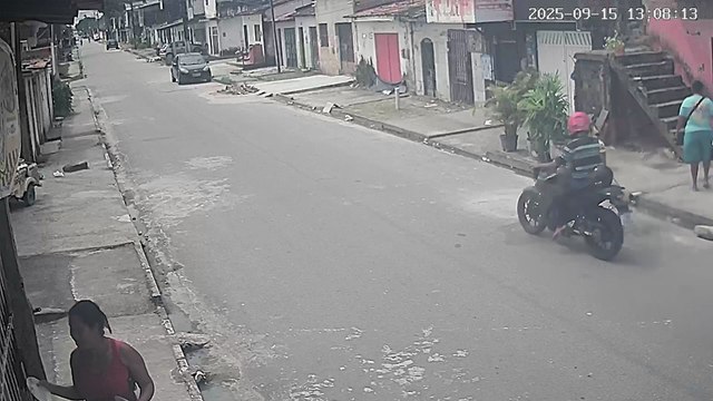 Motociclista armado rende mulher e toma celular dela na parte alta de Maceió