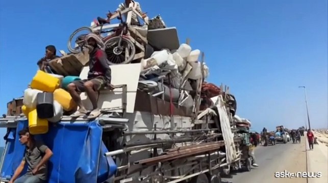 Palestinesi in fuga dall'assalto israeliano a Gaza City