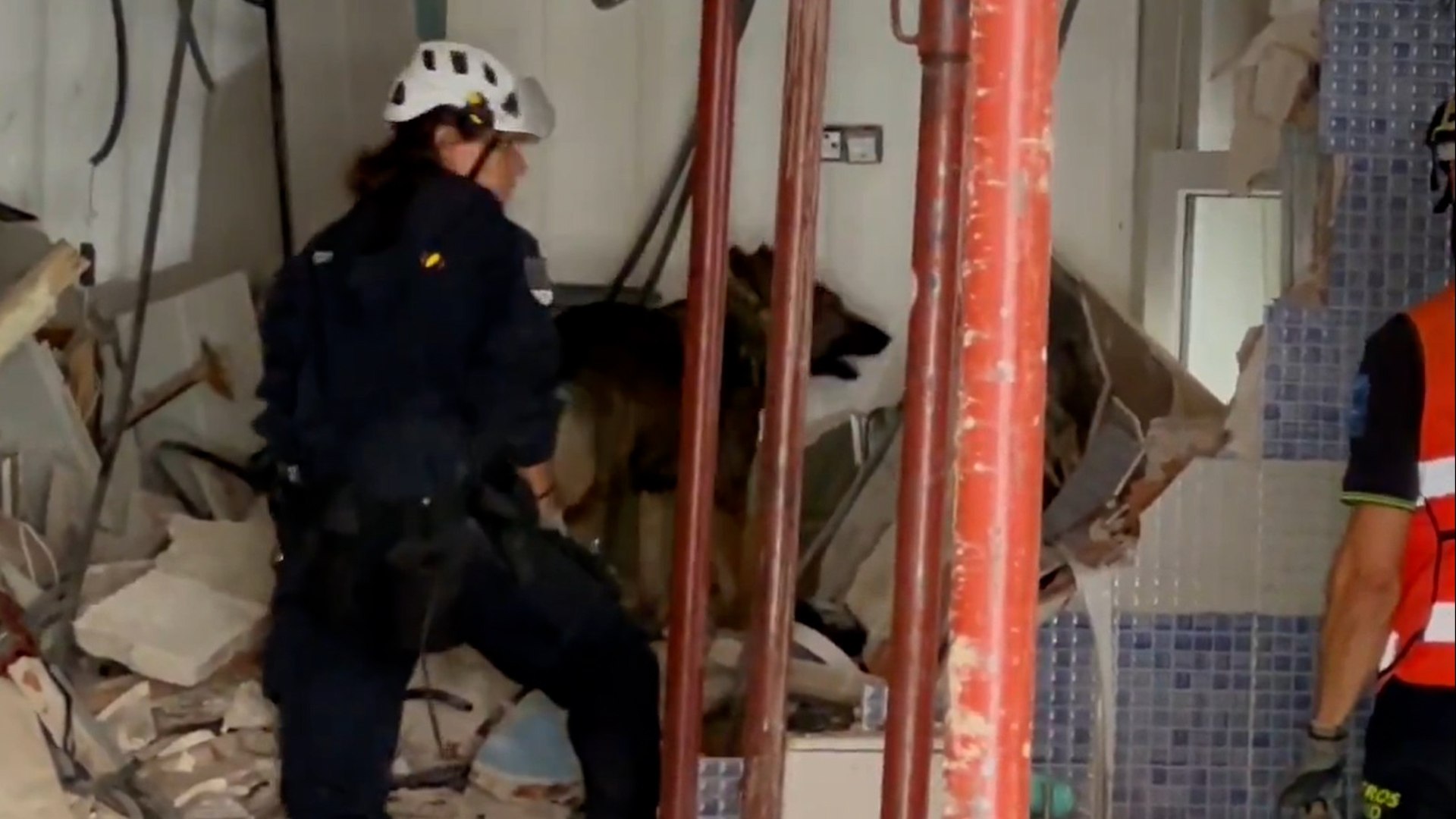 Los servicios de emergencia localizaron este lunes el cuerpo de una segunda v�ctima mortal entre las ruinas del bar que explot� en Puente de Vallecas, en Madrid, dos d�as despu�s del siniestro.

"Localizada una segunda v�ctima mortal en el edificio que sufri� una explosi�n en Puente de Vallecas", public� el servicio de emergencias de la capital en la red social X.

La b�squeda entre los escombros comenz� tras "una denuncia presentada" por desaparici�n, seg�n inform� Emergencias Madrid.

La explosi�n, ocurrida el s�bado, dej� un balance de 25 heridos, dos de ellos en estado grave.