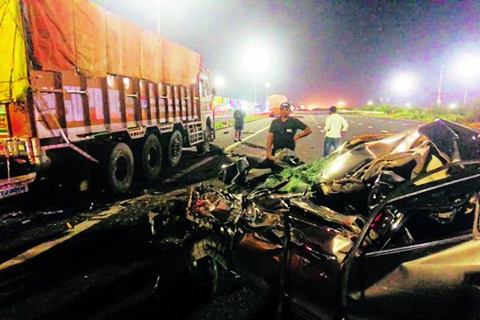 सुपर एक्सप्रेस-वे पर फिर खड़े ट्रक से कार टकराई, एक ही परिवार के चार जने गंभीर घायल, पिता-पुत्र की हालत नाजुक .... देखें वीडियो....