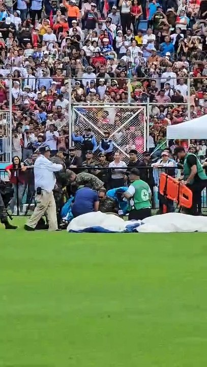 Cuerpos de socorro atienden a paracaidista tras salto libre