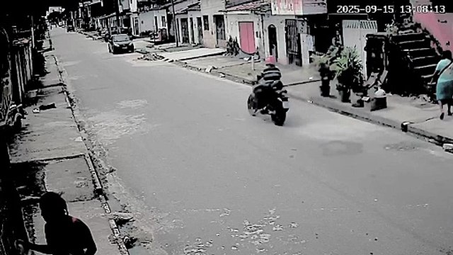 Motociclista armado rende mulher e toma celular dela na parte alta de Maceió