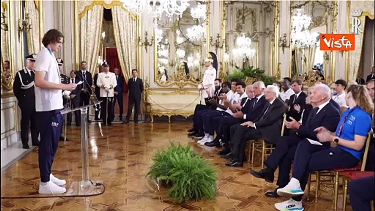 Mattarella riceve in dono una maglia dalla nazionale maschile e femminile di pallacanestro U20