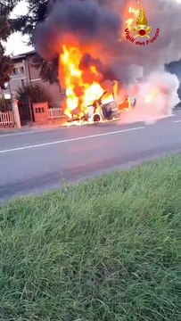 Incendio a Reggio Emilia, il video del van divorato dalle fiamme