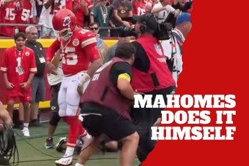 Mahomes takes matters into his own hands against Eagles
